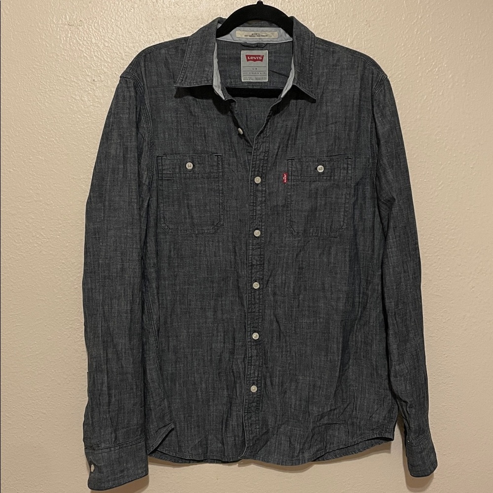 LEVI’S Modern Fit Chambray Button-Up
